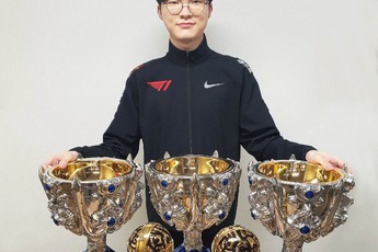 LCK tạm nghỉ thì làm gì? 'Lên mạng sống ảo khoe cup chứ làm gì' - Faker said