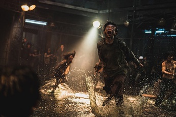 Train To Busan 2 tung hình ảnh đầu tiên: "Thánh sống" Kang Dong Won đại chiến zombie, khẳng định phim sẽ khủng hơn phần 1