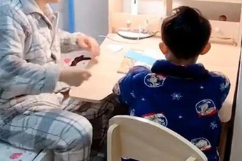 Nhóc game thủ khôn lỏi, giả vờ học online rồi lấy thẻ của bố "quẹt" game, nhận ngay màn trừng phạt thích đáng