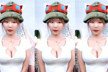 Cosplay Teemo trên sóng, nữ streamer LMHT khiến fan ngỡ ngàng: "Từ lúc nào mà nấm của Teemo siêu to khổng lồ thế"