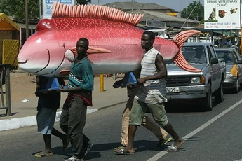 Ngoài anh da đen khiêng hòm, châu Phi còn nổi tiếng với những quan tài bá đạo khiến “người chết cũng phải mỉm cười”
