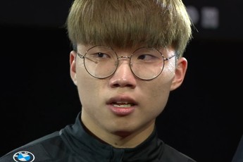 Làm được kỳ tích mà cả Faker cũng chưa thực hiện được, T1 Canna bật khóc nức nở cảm ơn đàn anh trên bục nhận cup