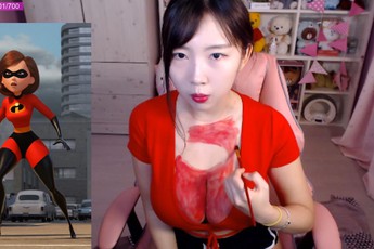 Khoe khả năng cosplay "siêu nhân" trên sóng, nữ streamer suýt bị cấm kênh vì nội dung gợi cảm