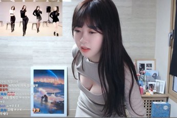 Ăn mặc gợi cảm rồi nhảy theo nhạc, nữ streamer LMHT xinh đẹp khiến người xem bị một phen "bỏng mắt"