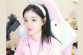 Hát ngay trên sóng livestream, nữ streamer “hớp hồn” được hơn 3 triệu người theo dõi với kỷ lục khiến tất cả đều ngã ngửa
