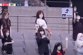 Bị chỉ trích sử dụng búp bê nhạy cảm để lấp kín khán đài, đội bóng Hàn bảo "chỉ là ma-nơ-canh thôi!"