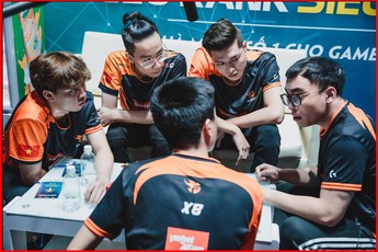 Team Flash Liên Quân Mobile khoe hình ảnh "vượt khó", fan SGP vội réo tên đội nhà: "Nhiều HLV để làm gì?"