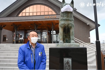 Chính quyền thành phố Tokyo yêu cầu người dân không đeo khẩu trang cho tượng chó Hachiko