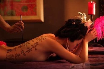 Vén màn bí mật cảnh "nóng" trong phim: Những đồ "bảo hộ" không ngờ để che phần nhạy cảm