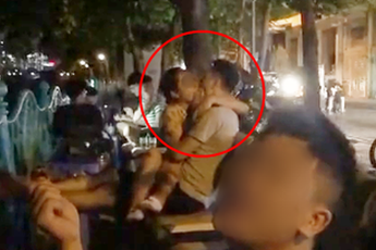 Cặp đôi ngồi lên đùi nhau hôn đắm đuối như muốn nuốt cả môi trên bờ hồ Tây khiến dân mạng xem thôi đã ngượng "chín mặt"