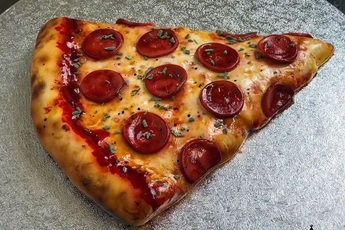 Nếu bạn nghĩ đây là miếng pizza ngon lành thì bạn đã sai hoàn toàn, không ít người phải "ăn" cú lừa ngoạn mục để rồi trầm trồ thán phục