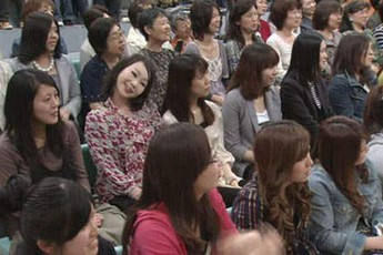 1 năm sau khi chương trình lên sóng, khán giả mới nhận ra hình ảnh "chị gái nghiêng đầu" trong đó gây xôn xao MXH Nhật vì quá đáng sợ