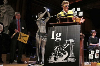 Đến hẹn lại lên: Cùng nhau cười rụng rốn với các nghiên cứu đạt giải Ig Nobel 2020, kèm phần thưởng không thể "thốn" hơn từ ban tổ chức