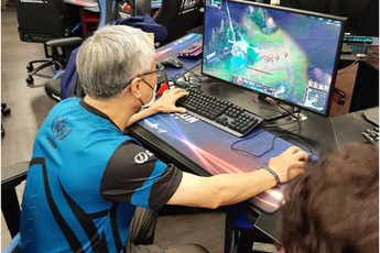 Bất ngờ cảnh các cụ già U80 đấu giải LMHT, cứ về nhà là bắt con cháu dạy chơi, câu cửa miệng: "Hôm nay mấy giờ online"