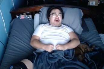 Vừa stream vừa ngủ, streamer kiếm được hơn 350 triệu vào sáng hôm sau