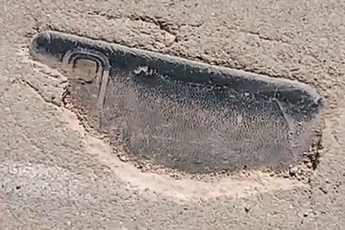 Mất điện thoại 3 năm, thanh niên bất ngờ tìm thấy máy bị chôn dưới mặt đường xi-măng