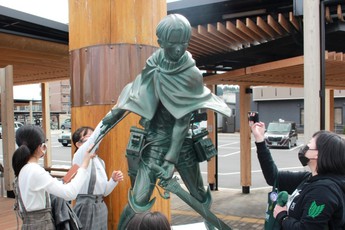 Vinh danh Attack on Titan sắp kết thúc, bức tượng Levi tại quê nhà tác giả Isayama được dựng nên