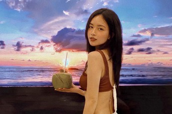 Check-in bikini bên bãi biển vắng, nữ MC sexy tiết lộ bí kíp du lịch an toàn trong mùa dịch
