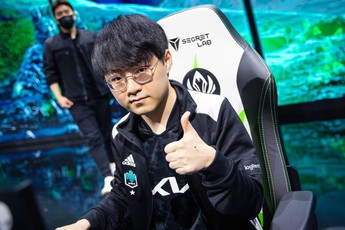 Chuyển từ đường giữa xuống xạ thủ, ShowMaker từ gánh team giờ đã được "team gánh"