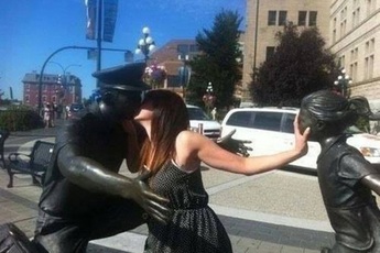 Những pha chụp hình làm trò cùng tượng đá khiến người xem cũng bật cười