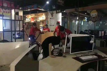 Cục súc khi thua trận, nam game thủ trút giận, húc thủng cả màn hình máy tính rồi nhập viện ngay sau đó