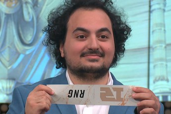 Không phải FPX, T1 hay DK, đây mới là nhân vật khiến fan RNG "sợ toát mồ hôi" ở CKTG