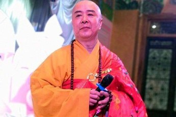 ''Đường Tăng'' Từ Thiếu Hoa phát tờ rơi trên phố