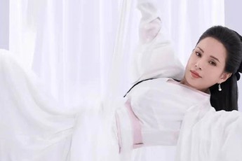 Mặc lại trang phục Tiểu Long Nữ sau 27 năm, người hâm mộ nói thời gian "bất lực" với Lý Nhược Đồng
