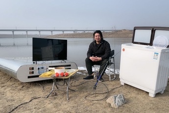 Tự chế tạo sạc dự phòng siêu to khổng lồ 27 triệu mAh, chạy được cả TV và máy giặt, nam YouTuber khiến CĐM ngả mũ thán phục