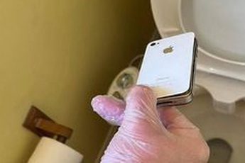 Tìm thấy iPhone bị rơi dưới bồn cầu sau 10 năm, ngoại hình vẫn khá đẹp