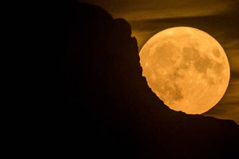 Loạt ảnh ấn tượng về "siêu trăng sấm" với độ lớn kỷ lục rực sáng trên bầu trời khắp thế giới