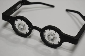 Chiếc kính này có thể ngăn chặn và đảo ngược chứng cận thị