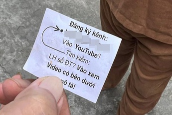 Thanh niên dán giấy, nhỏ keo 502 lên ổ khóa 45 nhà dân để "đề nghị" đăng ký kênh YouTube