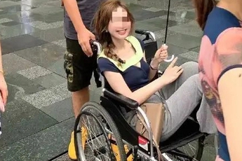 Ồn ào cảnh cô gái đi mua sắm bằng xe lăn chỉ để chân không dính mưa