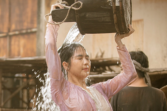 Loạt cảnh gây sốc ở Chị Chị Em Em 2: Ngọc Trinh hở bạo ngay đầu phim, vậy mà vẫn chưa phải “nóng mắt” nhất!