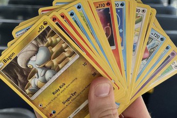 Chi tiền mua thẻ Pokemon để phát miễn phí, bác tài xế xe bus bất ngờ nổi tiếng vì độ hào phóng