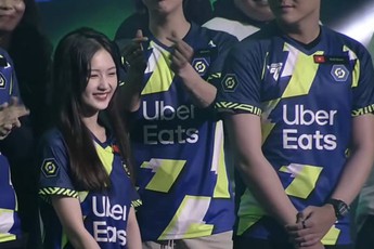 Gái xinh khiến "trò cưng" của Độ Mixi si mê ngay trên sóng trực tiếp, thường xuyên "gạ kèo" hàng loạt streamer nổi tiếng