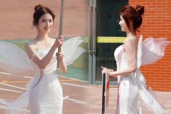 Chỉ cầm bảng diễu hành, hai nữ sinh khiến dân mạng xôn xao, nhan sắc "không phải dạng vừa"