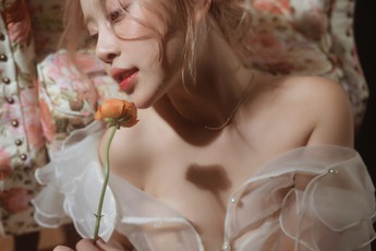 "Rosé bản Việt" khoe nhan sắc cực phẩm, lộ lưng trần quyến rũ, dự sẽ theo chân Gấm Kami?