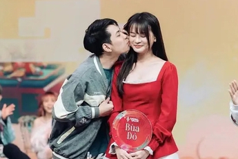 Hot girl Liên Quân nhận quà "ting ting" từ người yêu nổi tiếng lúc 3 giờ sáng