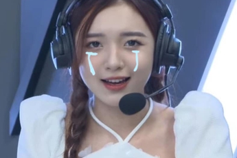 Cameraman 'gây lú', MC Phương Thảo ngại ngùng vì nhận định hụt MVP trên sóng