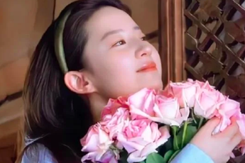 Đu trend ôm hoa như Lưu Diệc Phi, nữ streamer có 'tiên tỷ' như bản gốc?