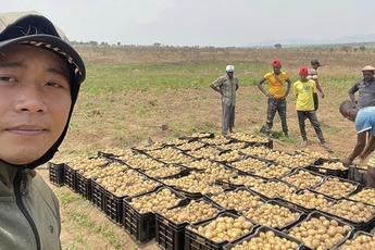 Quang Linh Vlogs đi mua đất kiểu “độc lạ châu Phi”: Giao dịch nhanh như chớp, 5 triệu được mảnh hơn 300m2 mặt tiền thị trấn