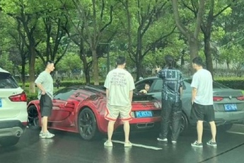 2 siêu xe tông nhau, chủ xe Bugatti gần 76 tỷ đồng nói một câu "trên tiền" khiến dư luận sôi sục