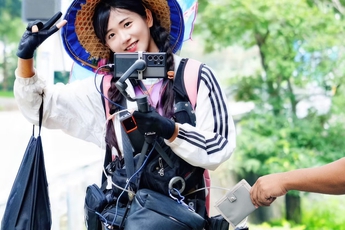Phát sóng trực tiếp hành trình du lịch xuyên quốc gia, nữ streamer liên tục bị làm phiền, có lần bị quấy rối