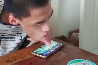Độc lạ: Game thủ try-hard bằng lưỡi cực căng, khiến ai cũng phải trầm trồ