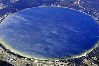 Khám phá bí ẩn hồ nước tự nhiên được mệnh danh tròn nhất thế giới