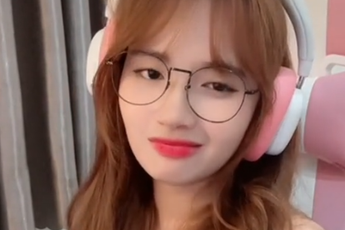Giải mã nụ cười "ngạo mạn" của nữ streamer nổi tiếng sau màn "combat" nảy lửa