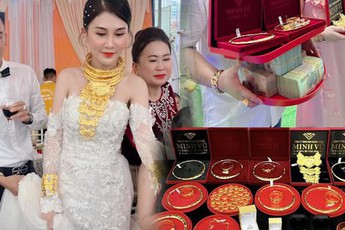 Cô dâu Quảng Ninh nhận hồi môn vàng cả ký, tiền bó từng cọc xếp cạnh sổ đỏ