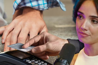 Yêu cầu xem thông tin tài khoản bạn trai ngay buổi hẹn đầu, nữ YouTuber nhận vô số chỉ trích